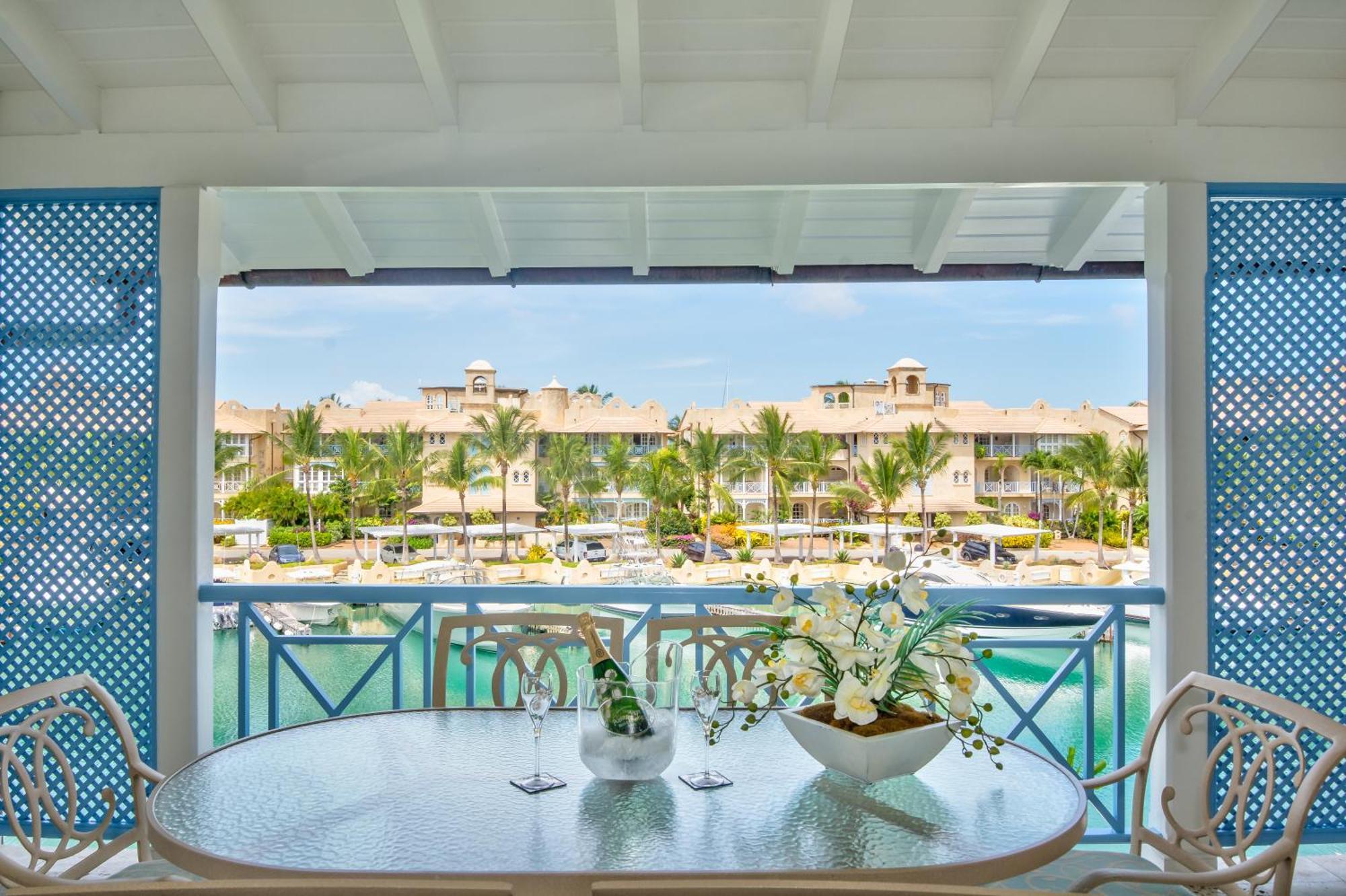 Port St. Charles Hotel Сейнт Питър Екстериор снимка